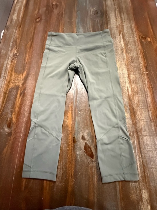 lululemon athletica Pants - Lululemon Women’s Size 8 Olive Green High Rise Cropped Leggings EUC